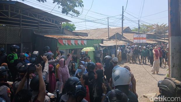 Pemasangan papan bicara di objek sengketa lahan di Jalan Ujung Bori Makassar diduga memicu tawuran. Pemasangan papan bicara di objek sengketa lahan di Jalan Ujung Bori Makassar diduga memicu tawuran.