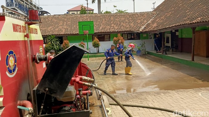 Pembersihan gedung sekolah imbas debu vulkanik GAK