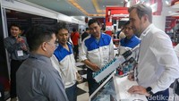 Pengunjung melihat instalasi konstruksi dan industri di Indonesia Energy & Engineering (IEE) Series di Jakarta, Kamis (10/9/2026). Wakil Menteri ESDM Yuliot Tanjung menekankan pentingnya hilirisasi agar potensi sumber daya alam dapat memberikan nilai tambah lebih besar di dalam negeri. 