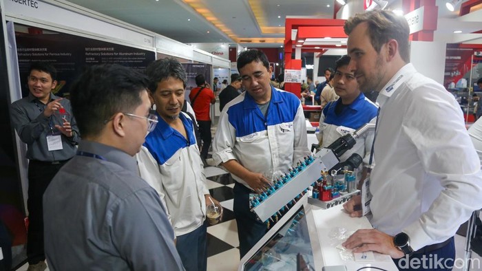 Pengunjung memandang instalasi bangunan dan industri di Indonesia Energy & Engineering (IEE) Series di Jakarta, Kamis (10/9/2026). Wakil Menteri ESDM Yuliot Tanjung menekankan pentingnya hilirisasi agar potensi sumber daya alam dapat memberikan nilai tambah lebih besar di dalam negeri.