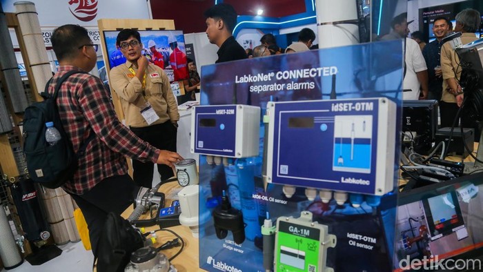 Pemerintah Dorong Efisiensi dan Transformasi Industri Nasional Pengunjung memandang instalasi bangunan dan industri di Indonesia Energy & Engineering (IEE) Series di Jakarta, Kamis (10/9/2026). Wakil Menteri ESDM Yuliot Tanjung menekankan pentingnya hilirisasi agar potensi sumber daya alam dapat memberikan nilai tambah lebih besar di dalam negeri.