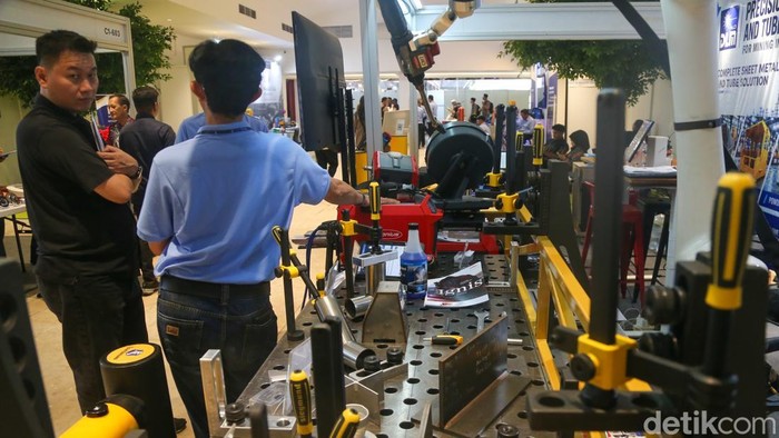 Pemerintah Dorong Efisiensi dan Transformasi Industri Nasional Pengunjung memandang instalasi bangunan dan industri di Indonesia Energy & Engineering (IEE) Series di Jakarta, Kamis (10/9/2026). Wakil Menteri ESDM Yuliot Tanjung menekankan pentingnya hilirisasi agar potensi sumber daya alam dapat memberikan nilai tambah lebih besar di dalam negeri.