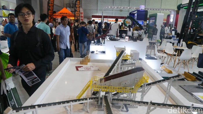 Pemerintah Dorong Efisiensi dan Transformasi Industri Nasional Pengunjung memandang instalasi bangunan dan industri di Indonesia Energy & Engineering (IEE) Series di Jakarta, Kamis (10/9/2026). Wakil Menteri ESDM Yuliot Tanjung menekankan pentingnya hilirisasi agar potensi sumber daya alam dapat memberikan nilai tambah lebih besar di dalam negeri.