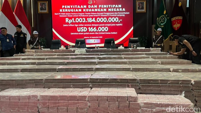 Penampakan tumpukan uang terkait korupsi penggunaan dan pemanfaatan kawasan hutan perkebunan di area PT Inhutani V, Lampung.