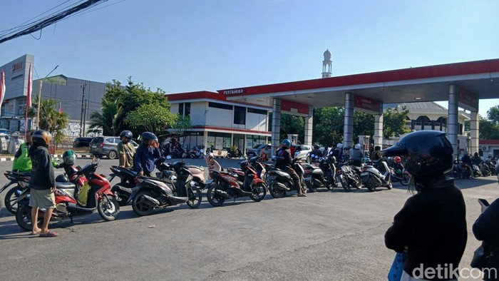 Warga Makassar kecewa saat antre BBM Pertalite di SPBU Alauddin. Stok habis setelah satu jam antre.