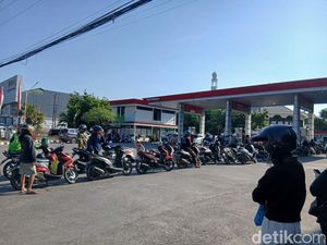 Warga Makassar Antre BBM karena Kebutuhan-Bukan Panic Buying