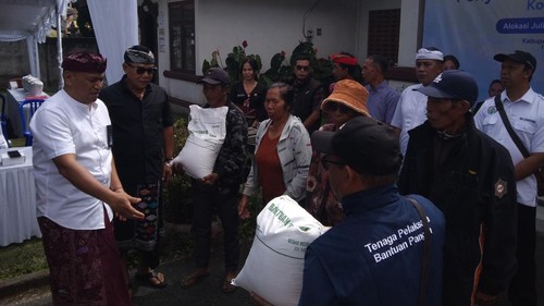 Perum Bulog Kanwil Bali menyalurkan program Bantuan Pangan berupa beras kepada masyarakat Desa Candikuning, Kecamatan Baturiti, Tabanan, Kamis (10/9/2026). (Krisna Pradipta/detikBali)