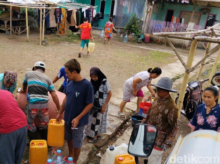 Petugas BPBD Kota Tasikmalaya saat mendistribusikan air bersih untuk warga.