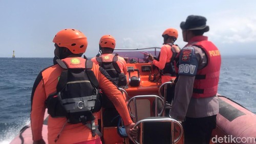 Petugas melakukan pencarian satu nelayan yang hilang di perairan Pulukan, Kecamatan Pekutatan, Kabupaten Jembrana, Bali, Kamis (10/9/2026).