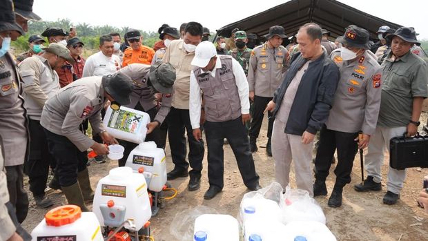 Polda Riau uji coba pemadaman karhutla di Pelalawan dengan cairan X-Fire, Kamis (10/9/2026).