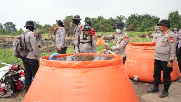 Polda Riau uji coba pemadaman karhutla di Pelalawan dengan cairan X-Fire, Kamis (10/9/2026).