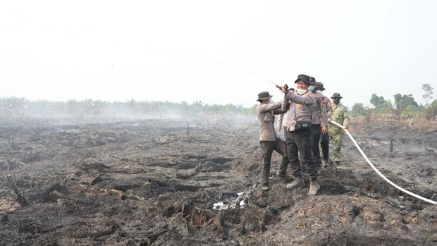 Polda Riau uji coba pemadaman karhutla di Pelalawan dengan cairan X-Fire, Kamis (10/9/2026).