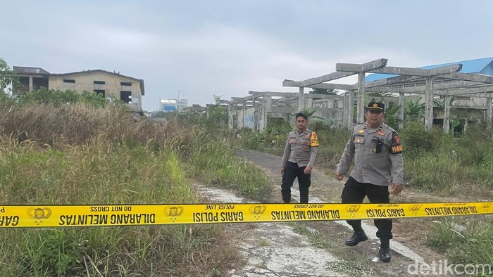 Polisi berdatangan ke lokasi temuan benda yang diduga bom rakitan.