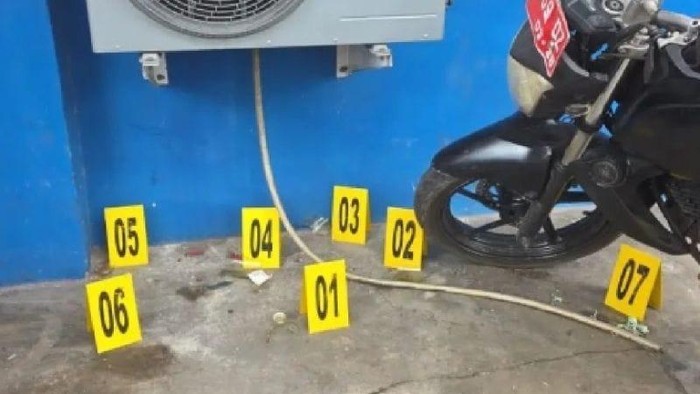 Polisi melakukan olah TKP kantor Komnas HAM diduga dilempar bom molotov.