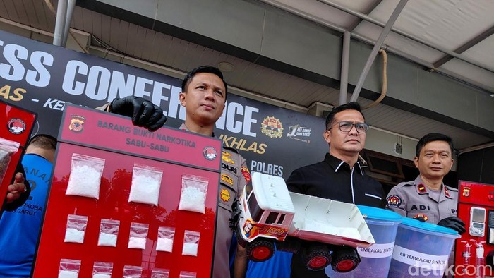 Polisi menunjukkan barang bukti narkoba di Garut