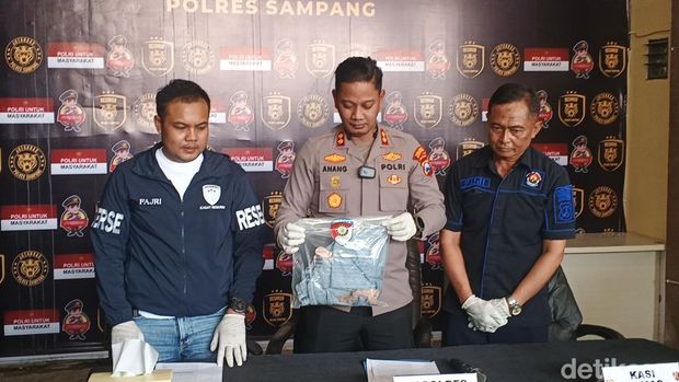 Polisi menunjukkan bukti pemerkosaan oleh 3 bocah terhadap teman sebayanya di toilet sekolah. Kasus ini sedang diselidiki lebih lanjut. Polisi menunjukkan bukti pemerkosaan oleh 3 bocah terhadap teman sebayanya di toilet sekolah. Kasus ini sedang diselidiki lebih lanjut.