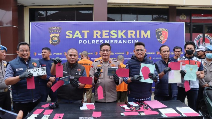 Polisi merilis kasus penggelapan uang perusahaan di Merangin, Jambi.