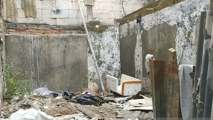 Polisi meringkus pasangan kekasih yang diduga membuang bayi mereka di sebuah rumah roboh di Tamansari, Jakbar. Pasangan itu masih diperiksa intensif. (ANTARA/Risky Syukur)
