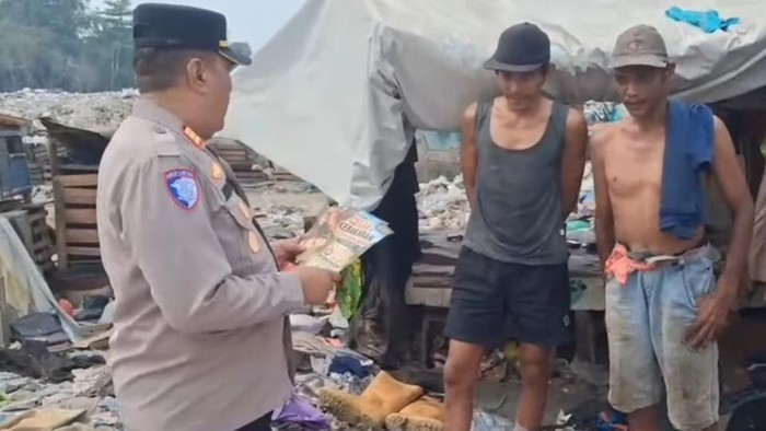 Polisi sosialisasi soal kebakaran lahan ke warga di Cileungsi, Bogor (dok.istimewa)
