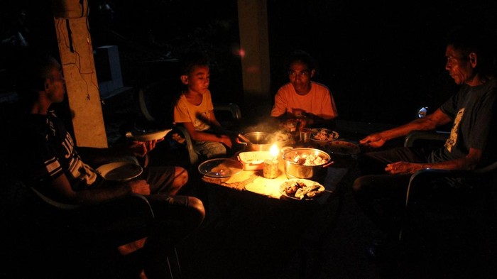 Warga menggunakan aki untuk menyalakan lampu di Desa Lidi, Pulau Palue, Kabupaten Sikka, Nusa Tenggara Timur, Rabu (9/9/2026). Sejak berdiri, Desa Lidi nan dihuni 388 kepala family (KK) tersebut belum mendapatkan pasokan listrik lantaran terkendala kondisi geografis. ANTARA FOTO/Mega Tokan