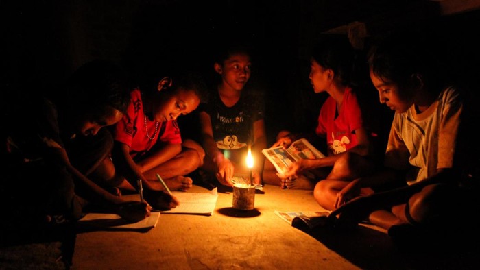 Potret Desa Lidi Palue, Warga Bertahan Hidup Tanpa Pasokan Listrik Warga menggunakan aki untuk menyalakan lampu di Desa Lidi, Pulau Palue, Kabupaten Sikka, Nusa Tenggara Timur, Rabu (9/9/2026). Sejak berdiri, Desa Lidi nan dihuni 388 kepala family (KK) tersebut belum mendapatkan pasokan listrik lantaran terkendala kondisi geografis. ANTARA FOTO/Mega Tokan