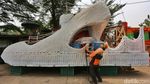 Potret Ribuan Botol Plastik Bekas Disulap Jadi Perahu Hias