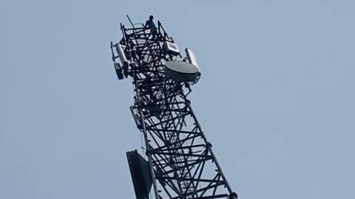 Pria warga Desa Panikel, Kecamatan Kampung Laut, Kabupaten Cilacap nekat memanjat tower seluler setinggi 75 meter, Kamis (10/9/2026).