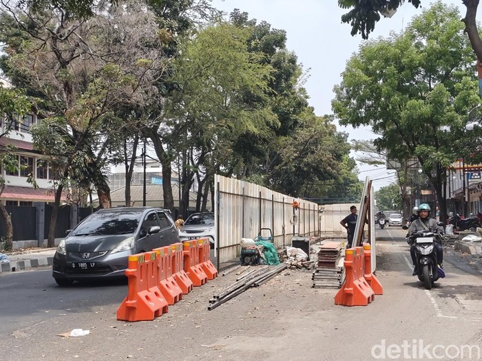 Proyek halte BRT di Cicadas.