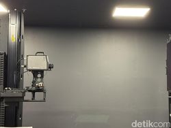 Wah, TV Transparan Ini Unik Banget!