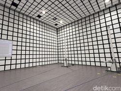 Wah, TV Transparan Ini Unik Banget!
