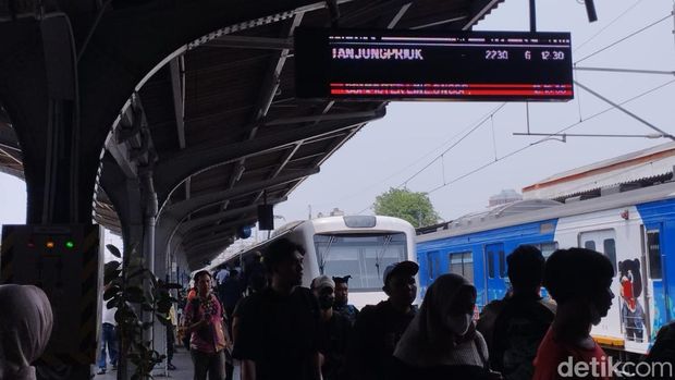 Rangkaian Kereta Bandara Soekarno-Hatta (Basoetta) dioperasikan pada rute KRL Tanjung Priok-Jakarta Kota. Penumpang terkesan fasilitas kereta Bandara Basoetta. (M Syahid A/detikcom)