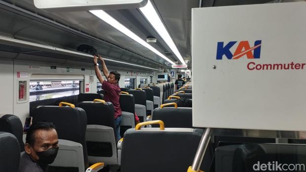 Rangkaian Kereta Bandara Soekarno-Hatta (Basoetta) dioperasikan pada rute KRL Tanjung Priok-Jakarta Kota. Penumpang terkesan fasilitas kereta Bandara Basoetta. (M Syahid A/detikcom)