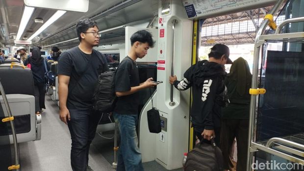Rangkaian Kereta Bandara Soekarno-Hatta (Basoetta) dioperasikan pada rute KRL Tanjung Priok-Jakarta Kota. Penumpang terkesan fasilitas kereta Bandara Basoetta. (M Syahid A/detikcom)