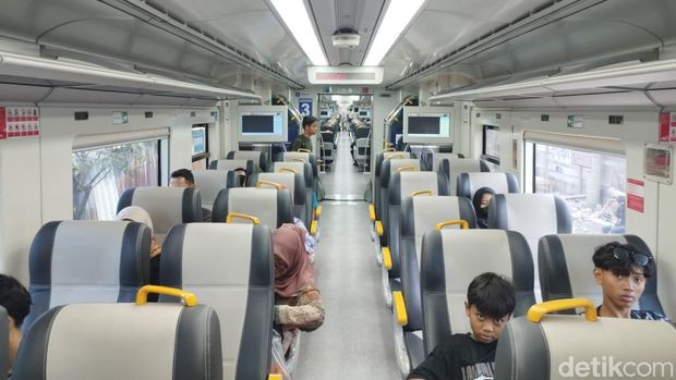 Rangkaian Kereta Bandara Soekarno-Hatta (Basoetta) dioperasikan pada rute KRL Tanjung Priok-Jakarta Kota. Penumpang terkesan fasilitas kereta Bandara Basoetta. (M Syahid A/detikcom)