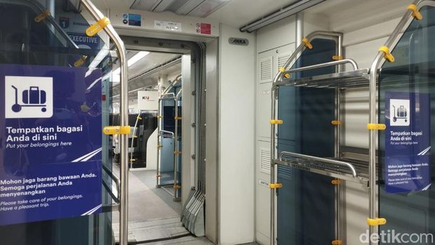 Rangkaian Kereta Bandara Soekarno-Hatta (Basoetta) dioperasikan pada rute KRL Tanjung Priok-Jakarta Kota. Penumpang terkesan fasilitas kereta Bandara Basoetta. (M Syahid A/detikcom)