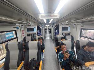 Menjajal Nyamannya Naik Kereta Bandara yang Dioper di KRL Pink Line
