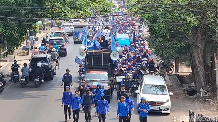 Ratusan buruh yang tergabung dalam koalisi besar berbagai serikat pekerja di Kabupaten Purwakarta, Jawa Barat, menggelar aksi unjuk rasa pada Kamis (10/9/2026) siang.