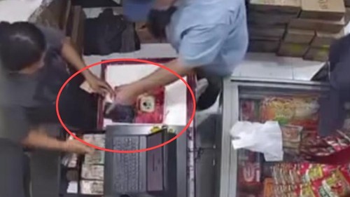 Rekaman CCTV toko sosis di Desa Darmasaba, Kecamatan Abiansemal, Badung, saat pria diduga warga asing mengalihkan fokus kasir sehingga uang raib Rp 200 ribu. (Istimewa)