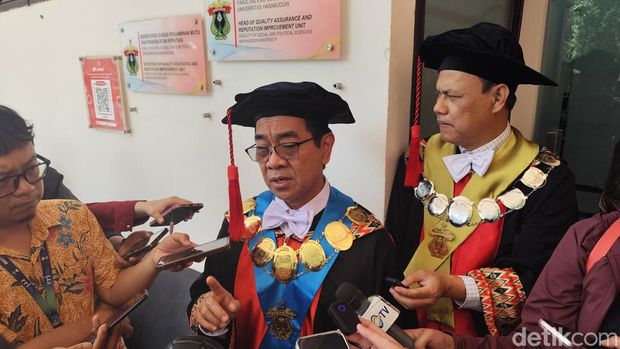 Rektor Unhas Prof Jamaluddin Jompa saat Dies Natalis Unhas ke-70 tahun.