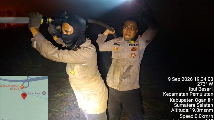 Satgas Karhutla Polda Sumsel Terjun Langsung Padamkan Kebakaran Lahan