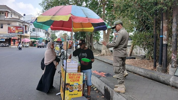 Satpol PP obrak PKL di Jalan Surabaya