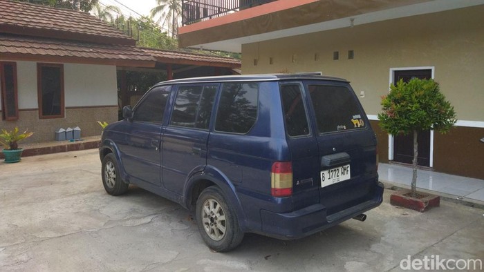 Sebelum dilaporkan hilang saat hendak meliput aktivitas Gunung Anak Krakatau, 4 jurnalis menginap di hotel area Pantai Carita. Mobil mereka terparkir di hotel. (Aris R/detikcom)