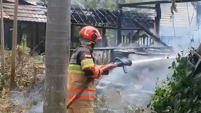 Sejumlah gubuk atau bale kayu di tengah lahan dipenuhi ilalang terbakar di Kedungbadak, Kota Bogor. Kamis (10/9/2026).