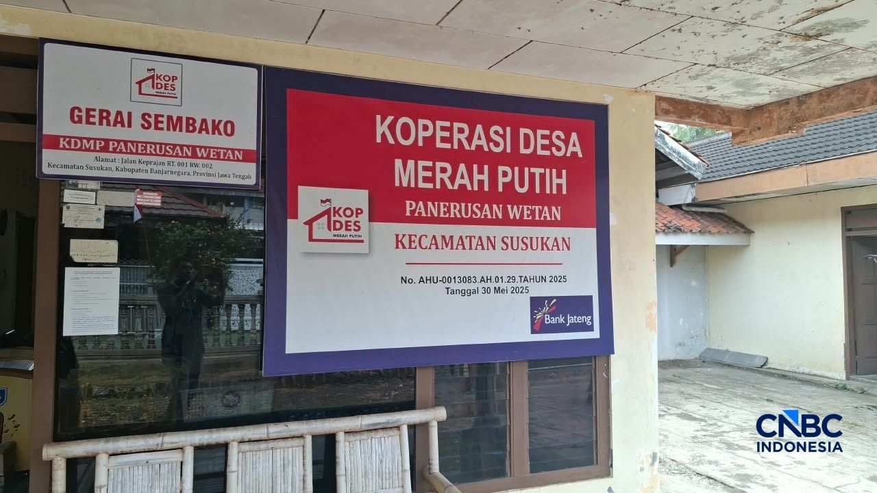Sejumlah warga membeli kebutuhan di Koperasi Desa/Kelurahan Merah Putih (KDMP) di Kecamatan Susukan, Banjarnegara, Jawa Tengah, Kamis (20/8/2026). (CNBC Indonesia/Chandra Dwi Pranata)
