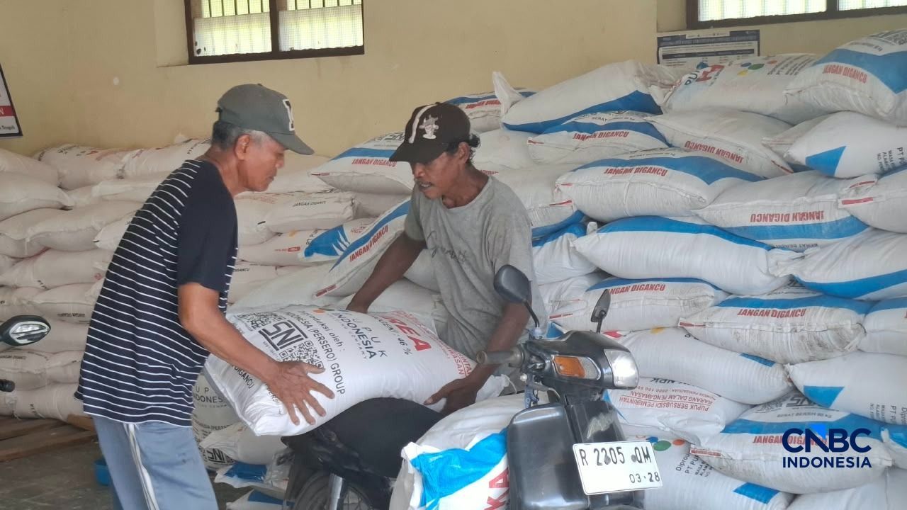 Sejumlah warga membeli kebutuhan di Koperasi Desa/Kelurahan Merah Putih (KDMP) di Kecamatan Susukan, Banjarnegara, Jawa Tengah, Kamis (20/8/2026). (CNBC Indonesia/Chandra Dwi Pranata)