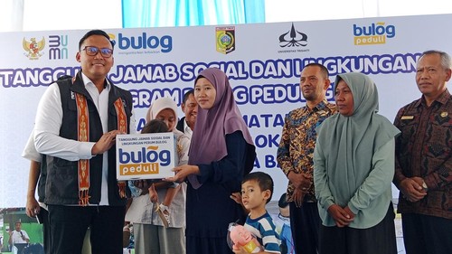 Sekretaris Perum Bulog, Dhana Putra Prasetya, menyerahkan bantuan alat masak ke orang tua balita melalui program TJSL Bulog Peduli di Lombok Timur, NTB, Kamis (10/9/2026). (Sanusi Ardi W/detikBali)