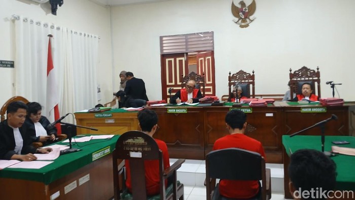Dua terdakwa pembunuh wanita dalam boks, yakni Syawal Ardiansyah Nasution (22) dan Sofwan Habib Rangkuti (22), menjalani sidang dakwaan di PN Medan.