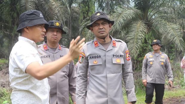 Siswa Sespimmen Polri Dikreg ke-67 tahun anggaran 2026 meninjau lahan bekas karhutla di wilayah Kecamatan Sungai Sembilan, Kota Dumai.
