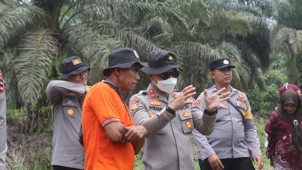 Siswa Sespimmen Polri Dikreg ke-67 tahun anggaran 2026 meninjau lahan bekas karhutla di wilayah Kecamatan Sungai Sembilan, Kota Dumai.