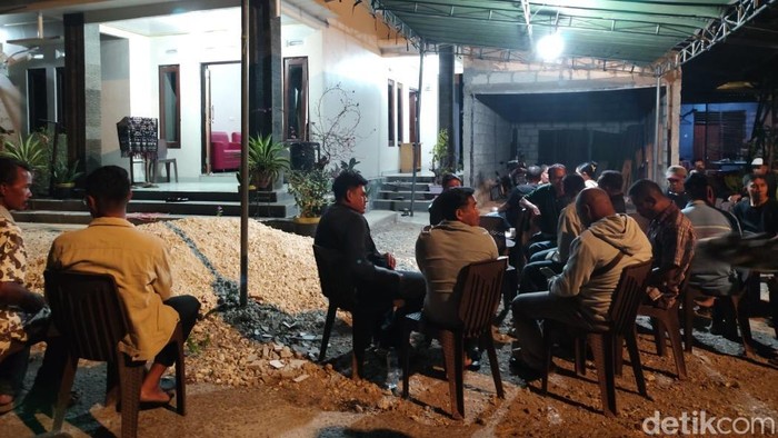 Suasana rumah duka  keluarga Willy Mboik di Kupang, NTT, Kamis (10/9/2026) malam.